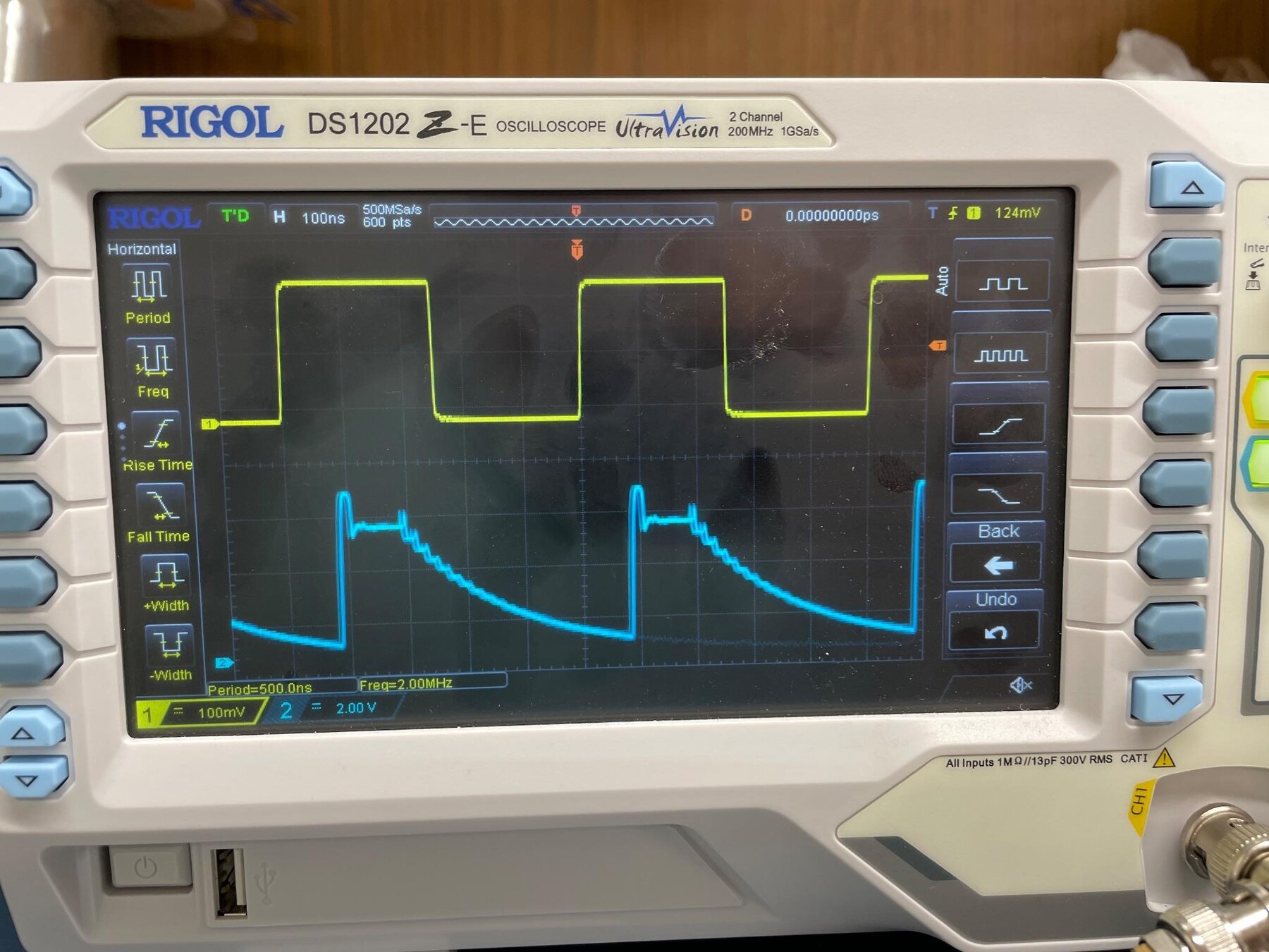 Oscilloscope showing a digital test signal and the measured electronics response